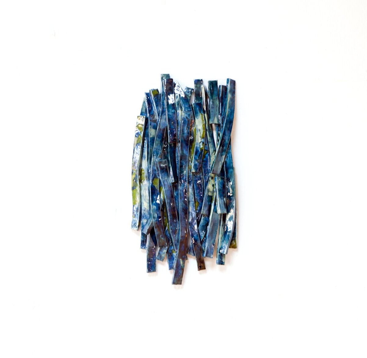 ‘Blaue Bänder’ (blue ribbons)’, 2020, glazed ceramic, ca. 45 x 24 x 4 cm