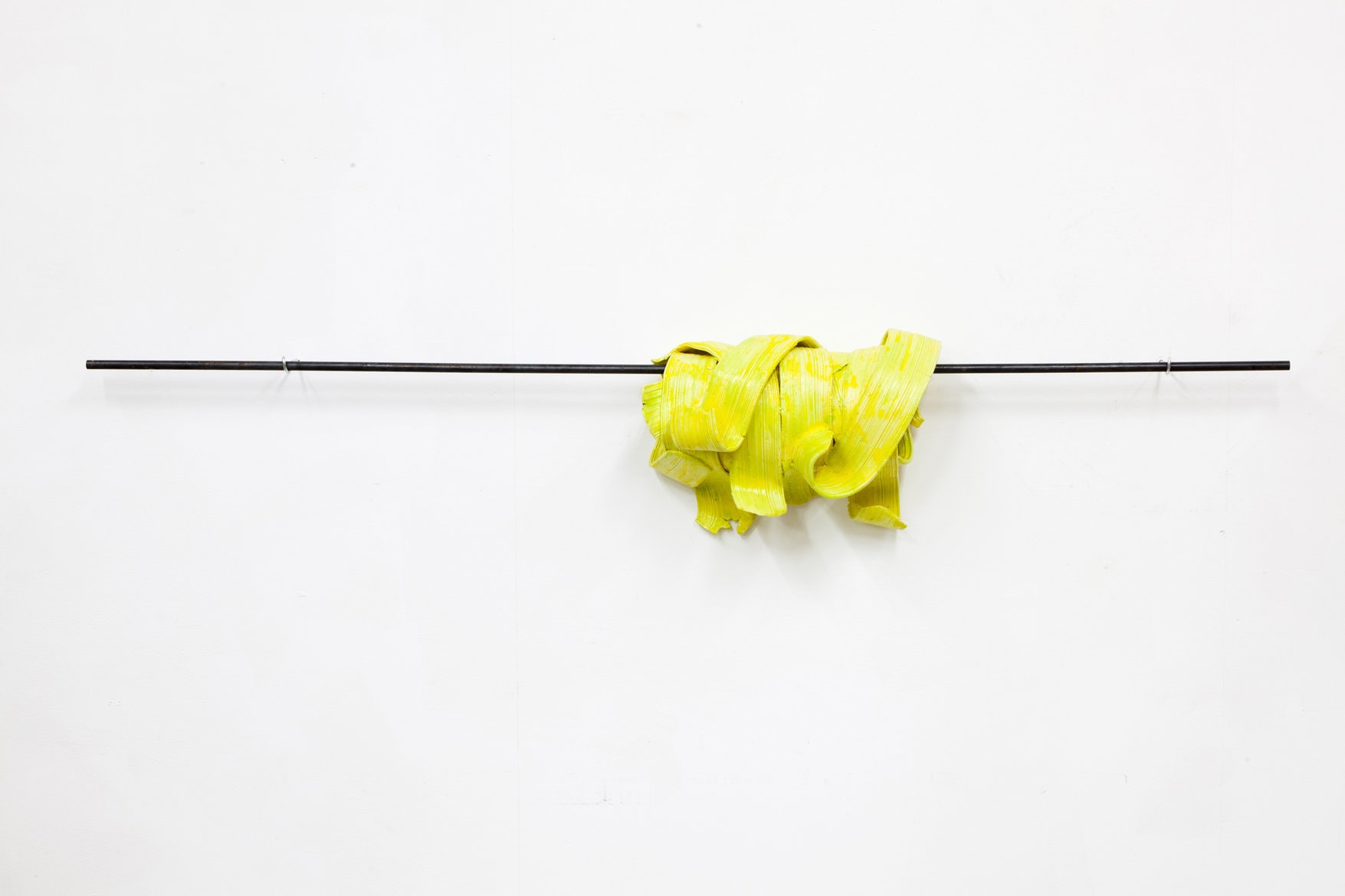 ‘Yellow wave’, 2022, glazed ceramic, ca. 40 x 27 x 18 cm, steel rod, 150 x Ø 2 cm